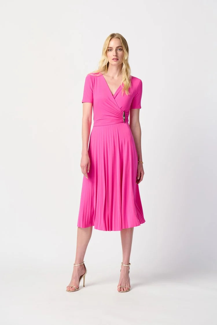 Vestido cruzado plisado de punto sedoso en ultra rosa 241013