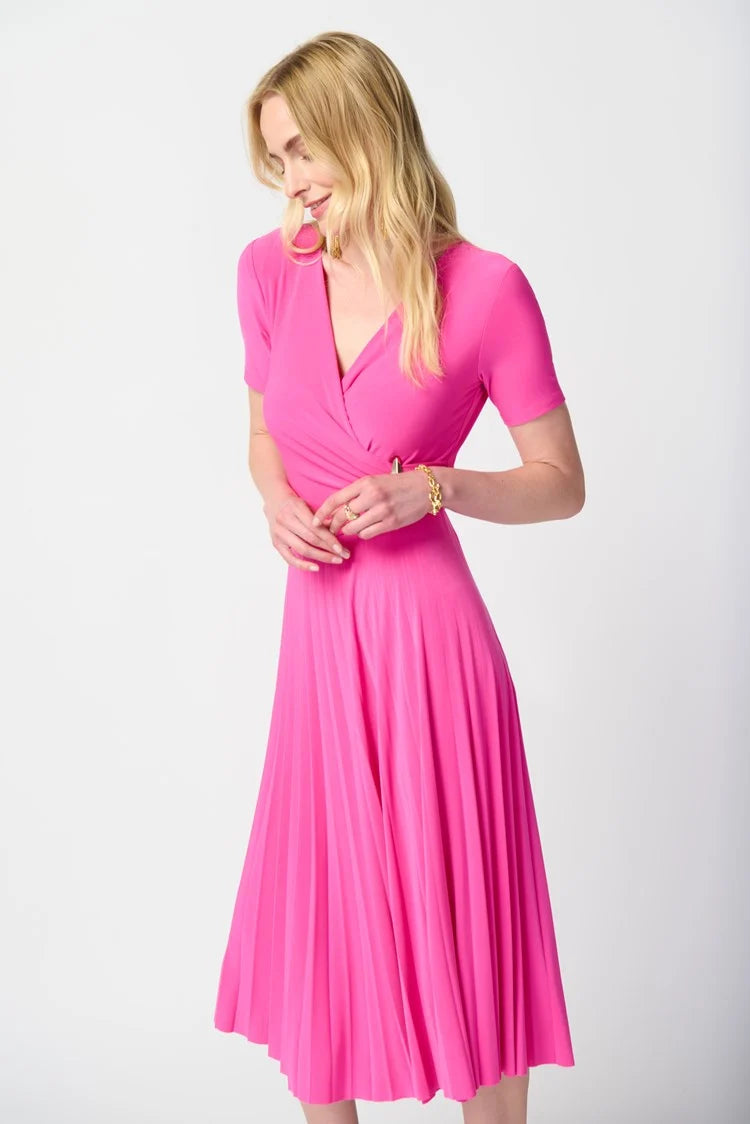 Vestido cruzado plisado de punto sedoso en ultra rosa 241013