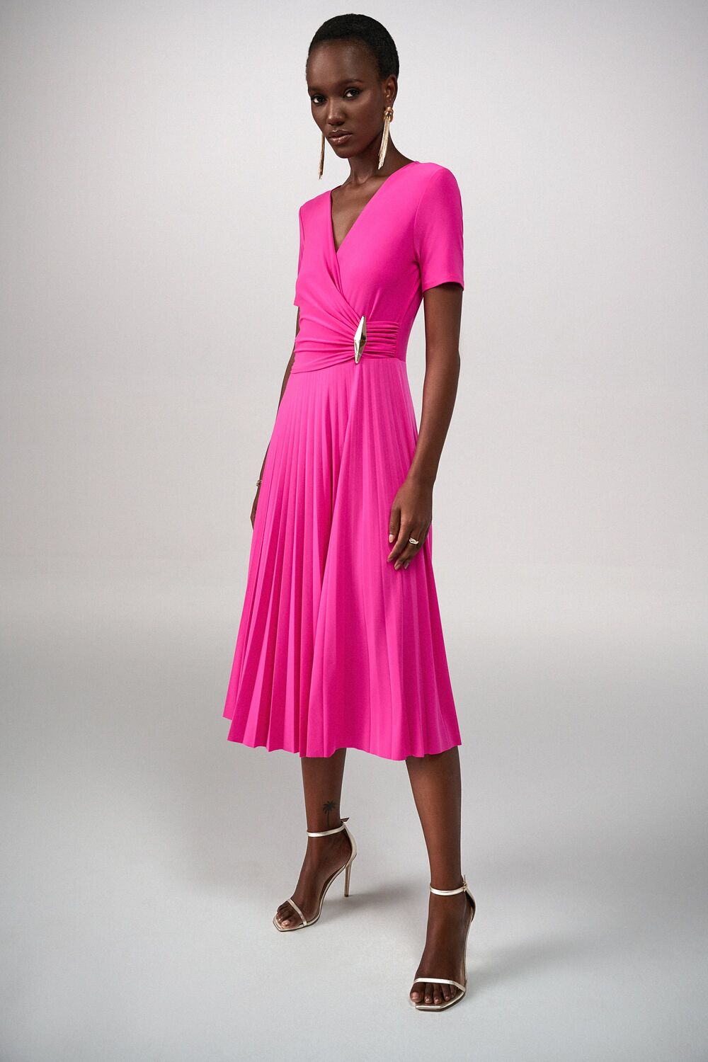 Vestido cruzado plisado de punto sedoso en ultra rosa 241013