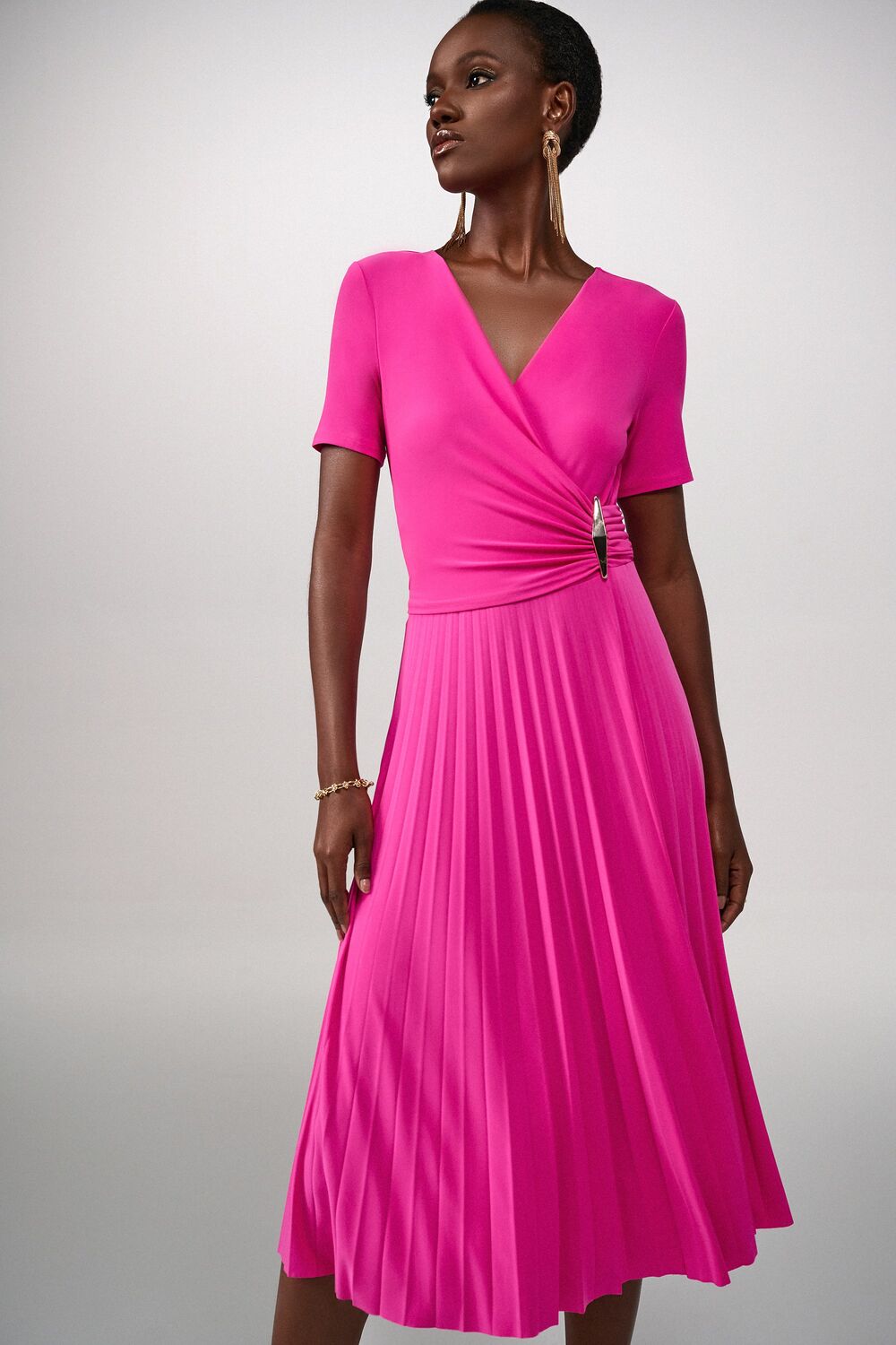 Vestido cruzado plisado de punto sedoso en ultra rosa 241013