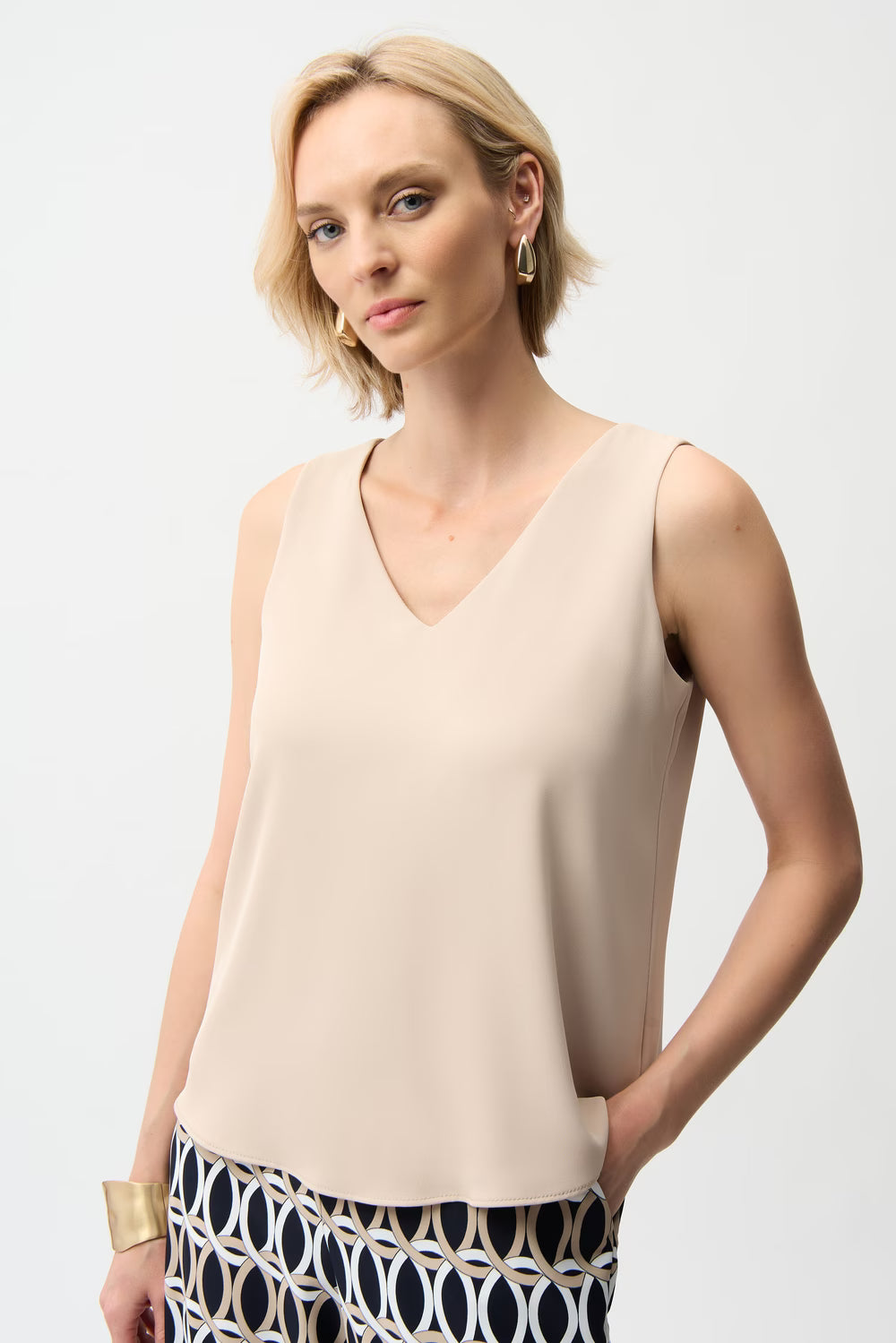 Casual Sleeveless V-neck Top Style 261248