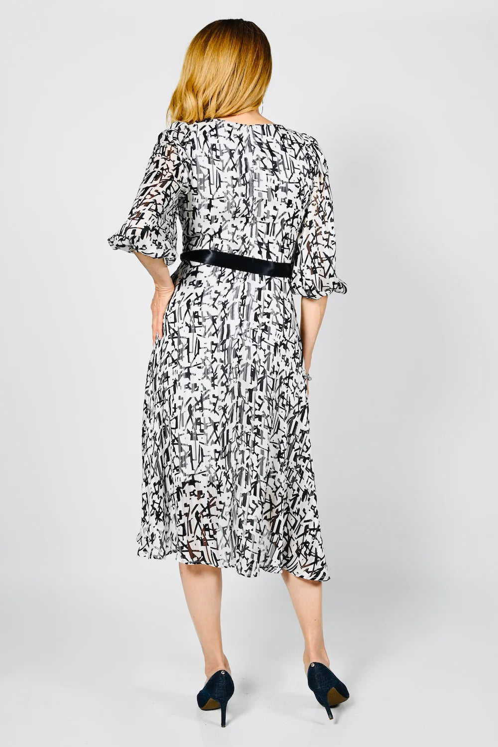 Vestido con estampado gráfico en blanco roto y negro 236244